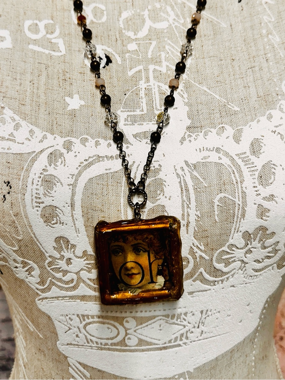 Vintage-Inspired Gold Frame Pendant Necklace - 'Oh' Artwork - Picture 2 of 2